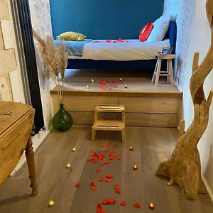 https://lovely-avignon-studio-de-charme-plein-centre-proche.fr-provencehotel.com